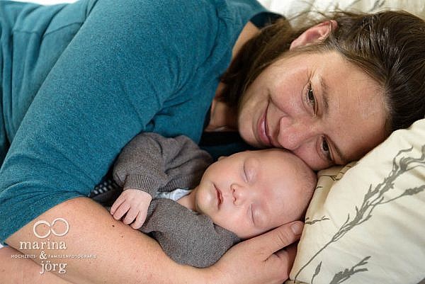 Baby Homestory: ungestellte Babyfotos entstanden bei einer Familienreportage in Wetzlar