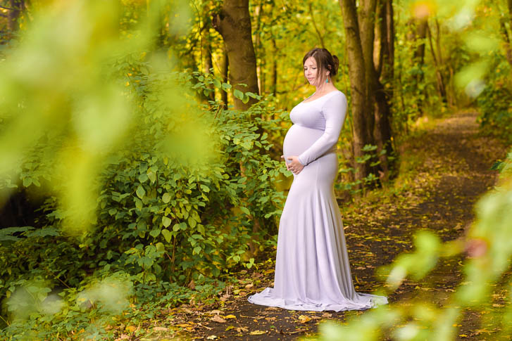 Fotograf Gießen: stimmungsvolles Babybauchbild als schöne Erinnerung an die Schwangerschaft entstanden bei einem professionellen Outdoor-Babybauch-Fotoshooting