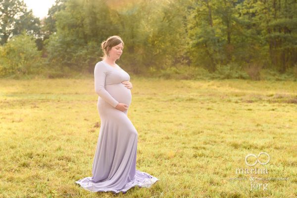 Fotograf Gießen: Babybauchbild als schöne Erinnerng an die Schwangerschaft (Outdoor-Fotoshooting)
