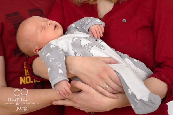 Neugeborenen-Homestory bei Gießen: ungestellte Babyfotos