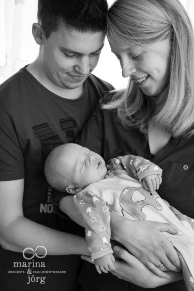 Babyfotografen Marina & Jörg aus Gladenbach - Foto-Homestory mit neugeborenem Baby