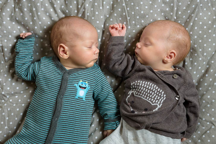 Babyfotograf Gießen - ungestellte Neugeborenenfotos von bezaubernden Zwillingen - natürlich, echt, besonders