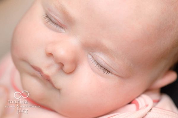 Babyfotografen Marina und Jörg aus Gießen - Foto-Homestory mit neugeborenem Baby