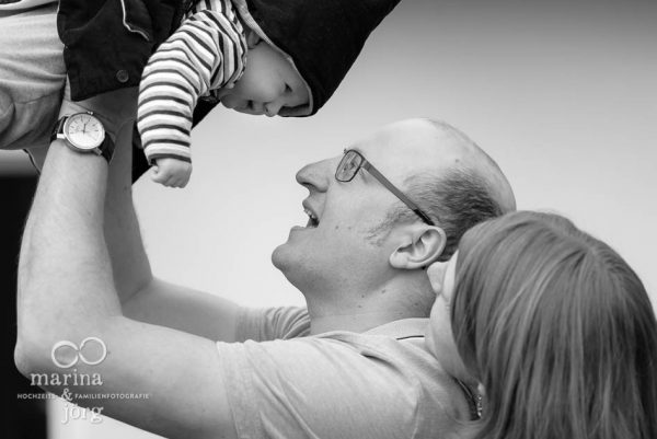 natürliche Babyfotos bei einem professionellen Familien-Fotoshooting - Familienfotografen Gießen