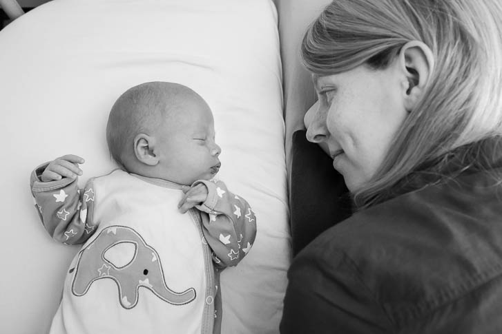 Babyfotos / Neugeborenenfotos im Reportagestil - natürliche Familienfotografie in Gießen