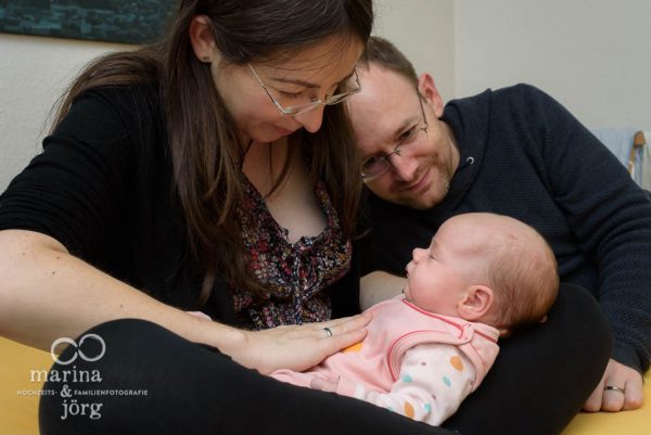 Babyfotos im Reportagestil - natürliche Familienfotografie in Gießen
