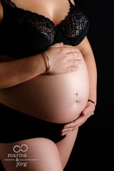 Fotograf Gießen: Fotos der Schwangerschaft bei einem professionellen Fotoshooting bequem zu Hause