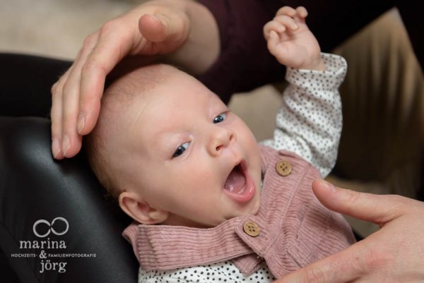 Babyfotografen Marburg - Familien-Homestory mit einem neugeborenem Baby
