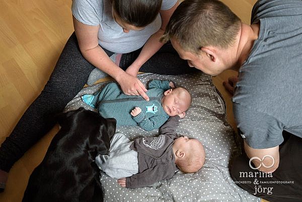 Babyfotografen Wetzlar - Familien-Homestory mit neugeborenen Zwillings-Babys