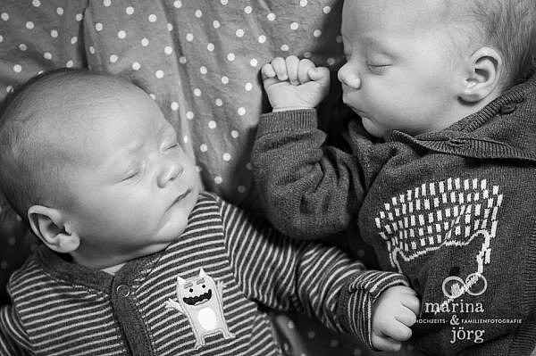 Familienfotografie Gießen - natürliche Babyfotos einer Homestory mit Zwillingen
