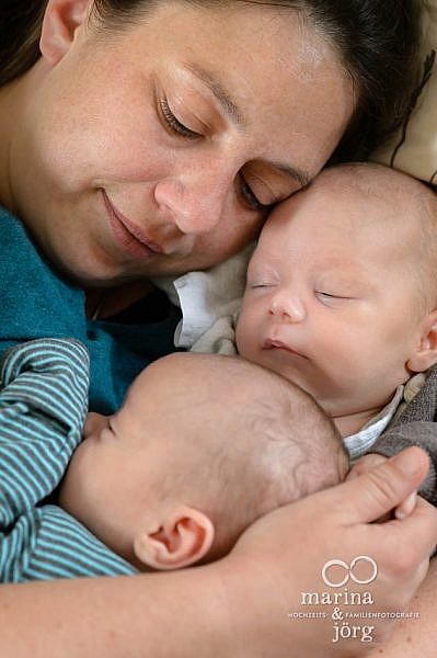 Familienreportage mit neugeborenen Zwillingen in Wetzlar - natürliche Neugeborenenfotos