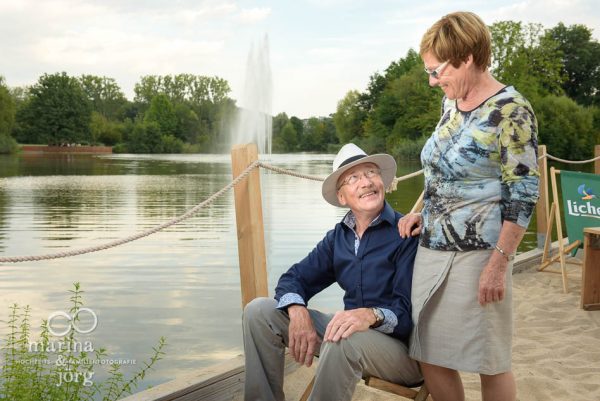 Fotograf Gießen: Paarfoto aus einem Fotoshooting mit einem sympatischen Senioren-Paar