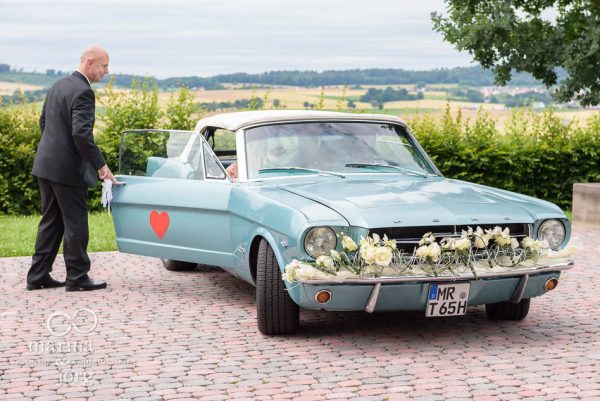 Hochzeitsreportage in Marburg: Ankunft der Braut an der Kirche Wittelsberg