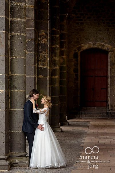 Marina und Jörg, Hochzeitsfotografen für Lich: Brautpaar im Kloster Arnsburg in der Nähe der Hochzeits-Location Alte Klostermühle