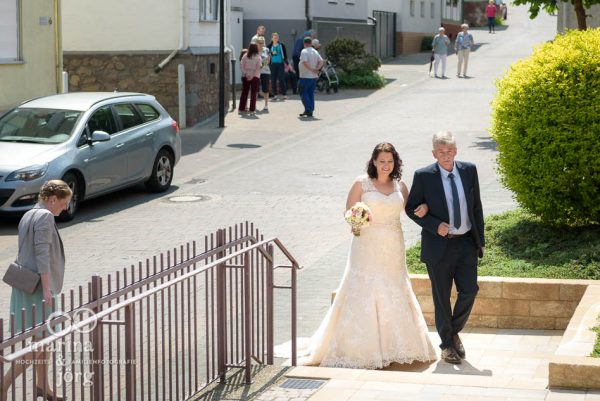 Hochzeitsreportage: Einzug der Braut - Hochzeitsfotograf für Gießen