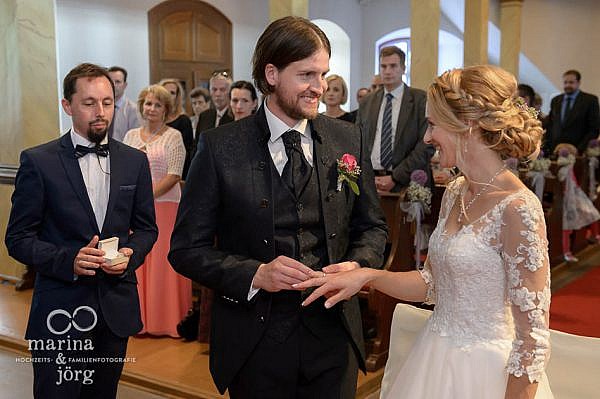 Marina und Jörg, Hochzeitsreportage bei Gießen: Ringtausch bei einer Hochzeit in der Kirche Laubach