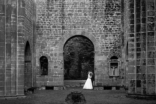 Marina und Jörg, Hochzeitsfotografie für Gießen: romantische Hochzeitsfotos im Kloster Arnsburg