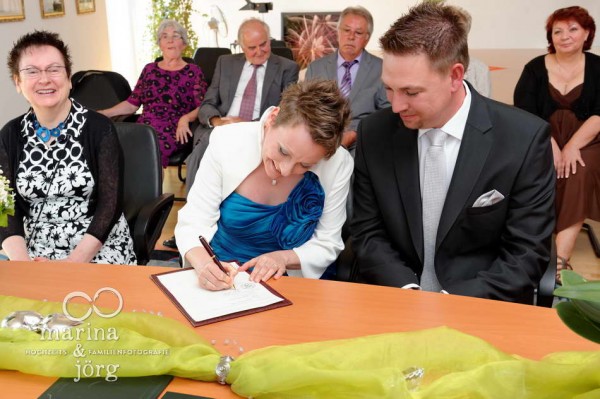 Hochzeitsreportage in Giessen: Unterschrift im Standesamt