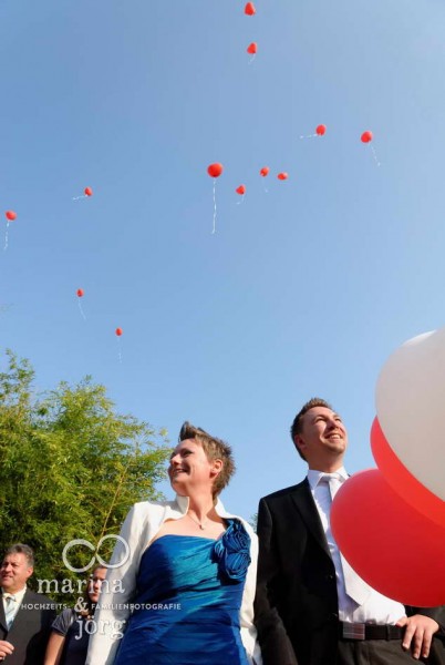 Hochzeitsfotos in Giessen: Luftballons steigen auf