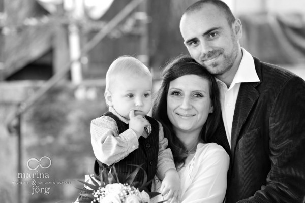 Hochzeitsfotos in Marburg: Familienfoto nach der standesamtlichen Trauung