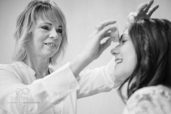 Hochzeitsfotograf Gießen: Styling-Reportage in der In Balance Kosmetik- und Wellness-Lounge, Fotos mit Visagistin wie beim Getting Ready der Braut