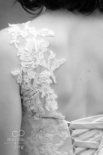 Hochzeitsfotografen Gießen: Detailaufnahme vom Brautkleid