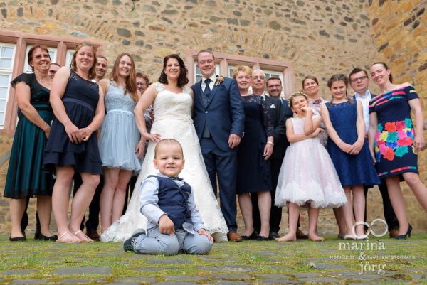 Gruppenfoto bei einer Hochzeitfeier im Schloss Butzbach - Marina & Jörg Hochzeitsfotografen für Hessen