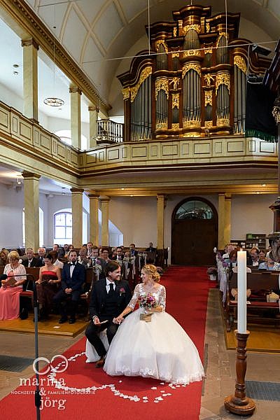 Marina und Jörg, Hochzeitsfotografen aus Hessen: Brautpaar beim Traugottesdienst in der Stadtkirche Laubach