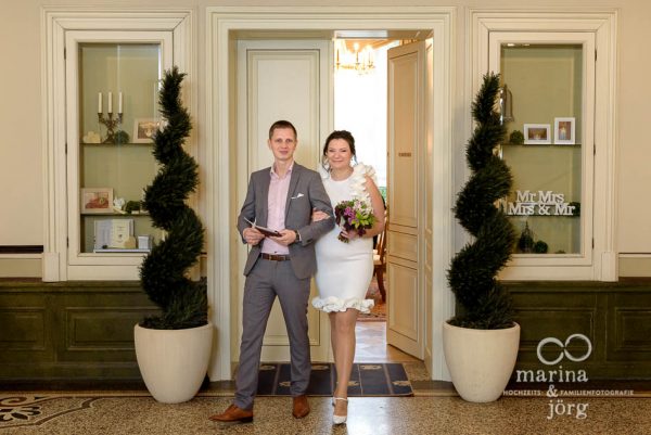 Brautpaar nach der standesamtlichen Trauung in der Villa Leutert in Gießen