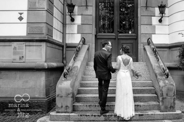 Marina & Jörg, Hochzeitsfotografen Gießen - vor der Trauung im Standesamt der Villa Leutert