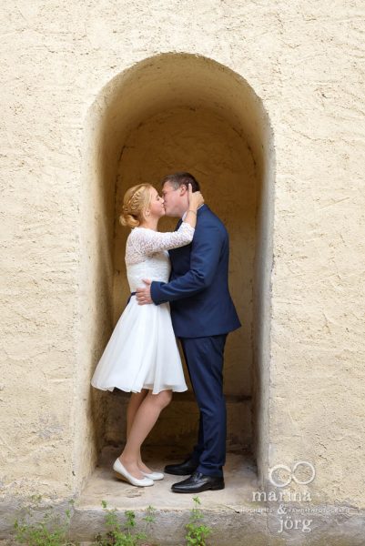 Als Hochzeitsfotograf bei Gießen unterwegs - Paar-Fotoshooting im Standesamt Burg Rockenberg