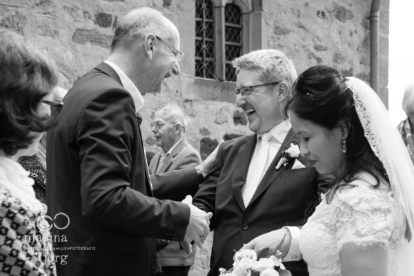 Hochzeitsfotografen Gießen: Trauung in der Kirchberger Kirche bei Burg Staufenberg