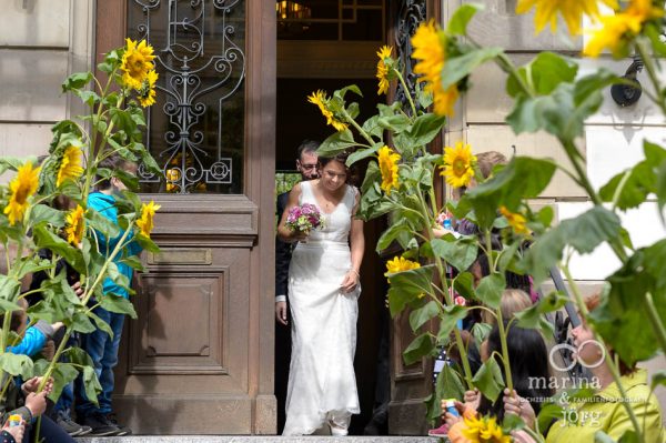 Hochzeitsfotos Gießen - Spalier aus Sonnenblumen bei einer Hochzeit in der Villa Leutert