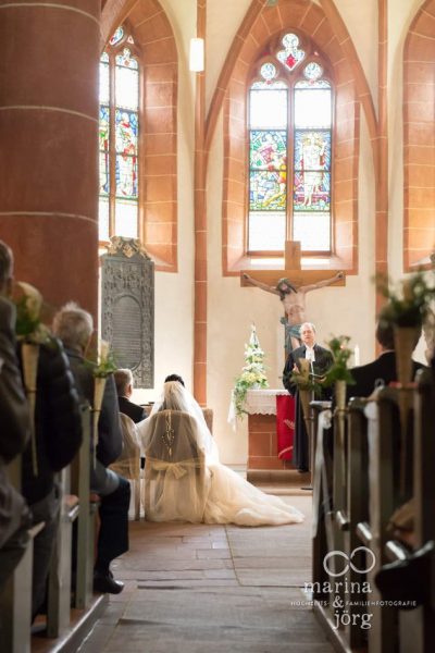 Hochzeitsfotografen Gießen: Trauung in der Kirchberger Kirche bei Burg Staufenberg