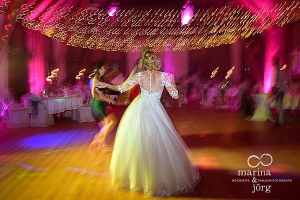 Heimspiel als Hochzeitsfotografen aus Gießen: Hochzeit im Blauen Löwen, der Eventscheune des Landhotels Waldhaus in Laubach