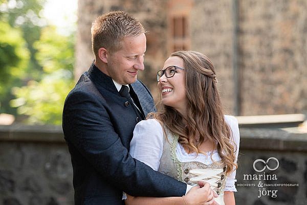 Hochzeitsfotograf Gießen: Paar-Fotoshooting bei einer Hochzeit auf Burg Staufenberg bei Marburg