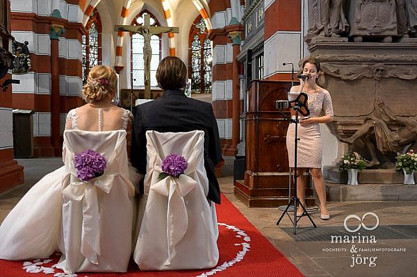Marina und Jörg, Hochzeitsfotografen für Laubach - Sängerin bei einer kirchlichen Trauung