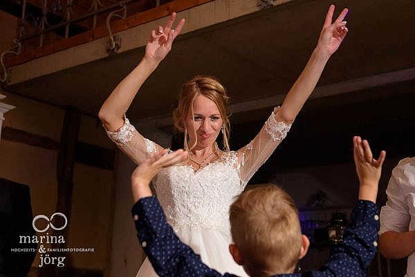 Hochzeitsfotograf Gießen: Auch mit den Kids kann man gut bei der Hochzeitsparty abtanzen - ganztägige Hochzeitsreportage