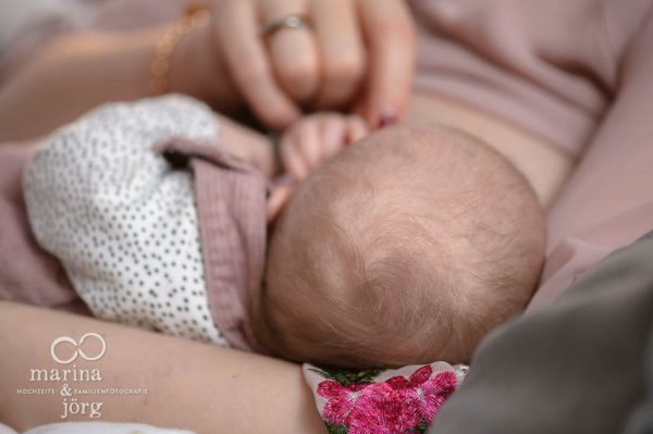 Homestory mit Neugeborenem - natürliche Familienfotos entstehen ganz ungezwungen bei einer Familien-Homestory
