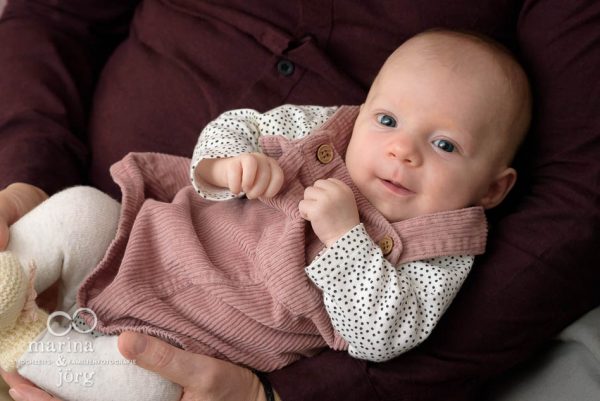 Homestory mit Neugeborenem - natürliche Familienfotos entstehen ganz ungezwungen bei einer Familien-Homestory