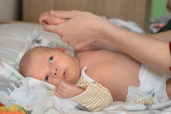 Homestory mit Neugeborenem - natürliche Neugeborenenfotos entstehen ganz ungezwungen bei einer Familien-Homestory