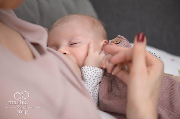 natürliche Babyfotografie für Marburg: ungestellte Neugeborenenfotos halten Erinnerungen an diese einzigartige Zeit fest