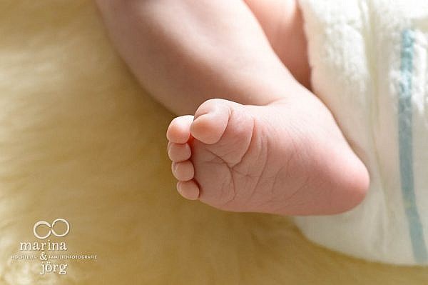 natürliche Babyfotografie für Gießen: ungestellte Neugeborenenfotos halten Erinnerungen an diese einzigartige Zeit fest