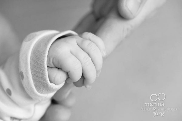 Neugeborenenfotograf Gießen: natürliche Babyfotos - ungestellt, echt, einzigartig