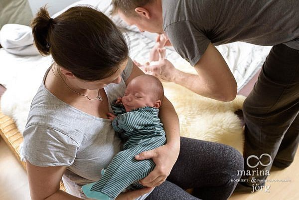 natürliche Babyfotos entstanden bei einer Foto-Reportage mit Zwillingen bei Wetzlar - Homestory