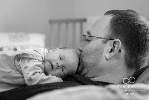 natürliche Neugeborenenfotos einer Homestory - Babyfotografen Gießen