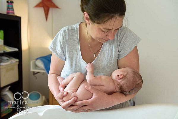 natürliche Neugeborenenfotos einer Homestory - Babyfotografen Wetzlar
