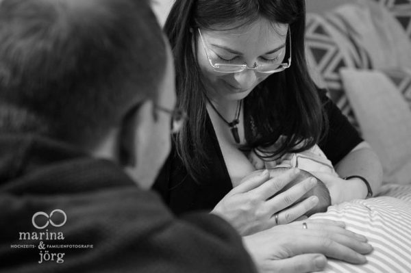 natürliche Neugeborenenfotos - ungestellte Babyfotos - Familien-Fotografen Gießen