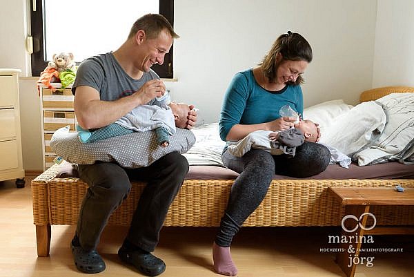 ungestellte Neugeborenenfotos von süßen Zwillingen bei einer Homestory in der Nähe von Wetzlar