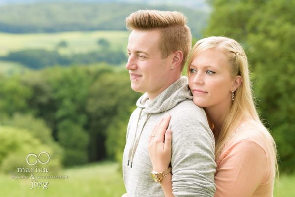 Marina und Jörg, Hochzeitsfotografen Gießen: Paarshooting bei der Burgruine Frauenberg bei Marburg - lebendige Paarfotos